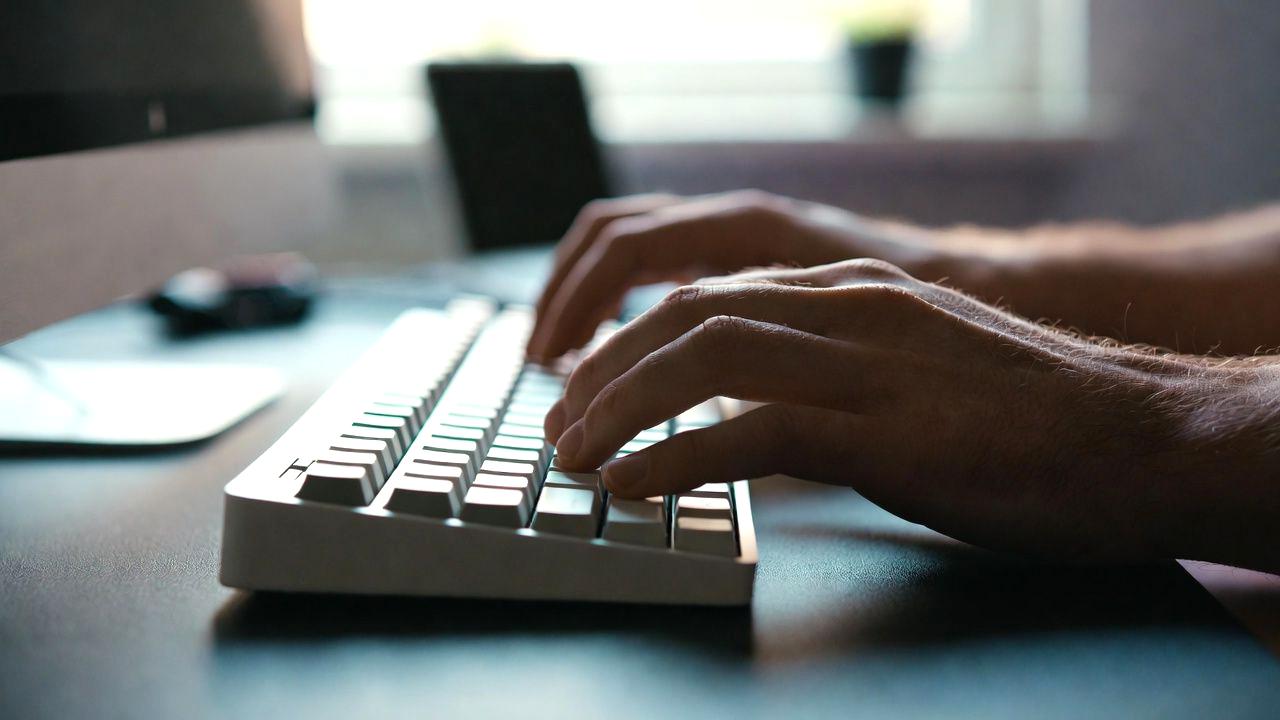 openSUSEを古いノートPCで使い勝手重視で検証するイメージ