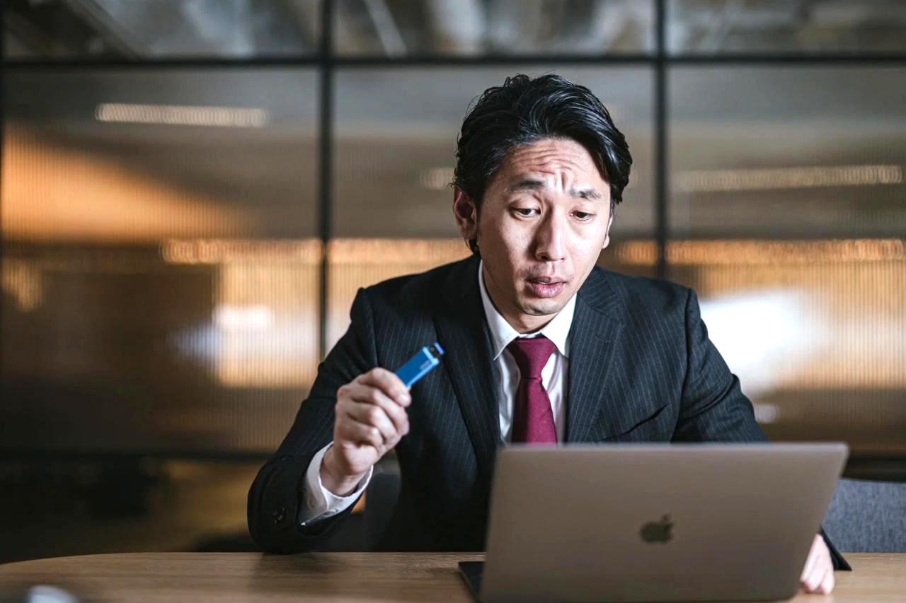 新品のミニPCとLubuntu搭載の旧型ノートを並べ、コストパフォーマンスを比較するイメージ写真