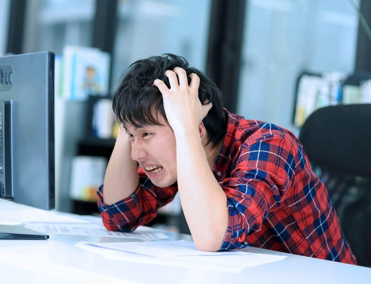 KDE PlasmaとXfceのデスクトップ画面を比較して特徴の違いをイメージできる画像