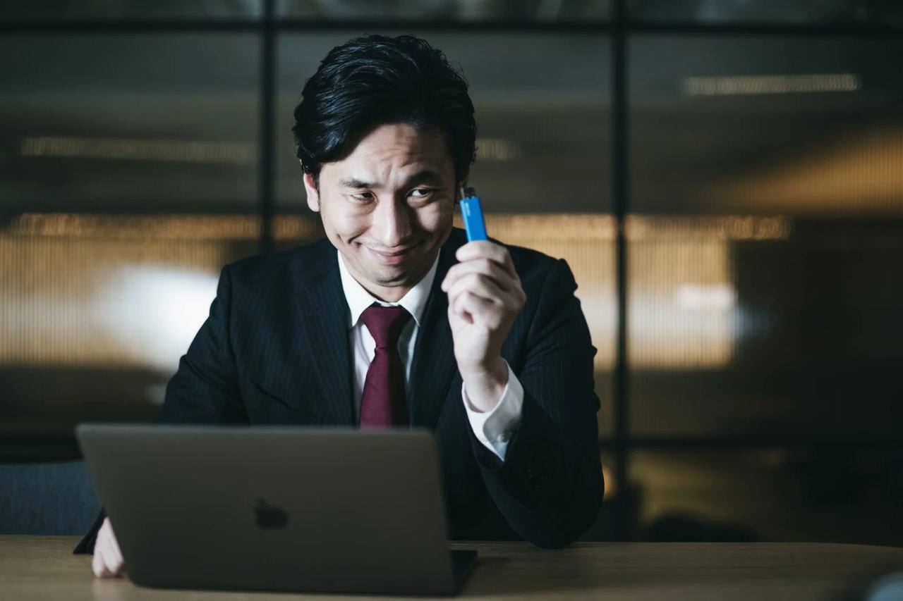 Googleのロゴ群(Gmail・カレンダー・Meet)とMicrosoftのロゴ群(Outlook・Teams・Excel)が左右に分かれた構図