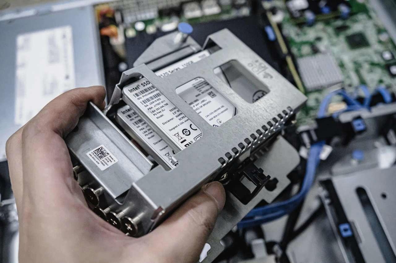 無限大マークとハードディスクが並んだ抽象的なストレージのイラスト
