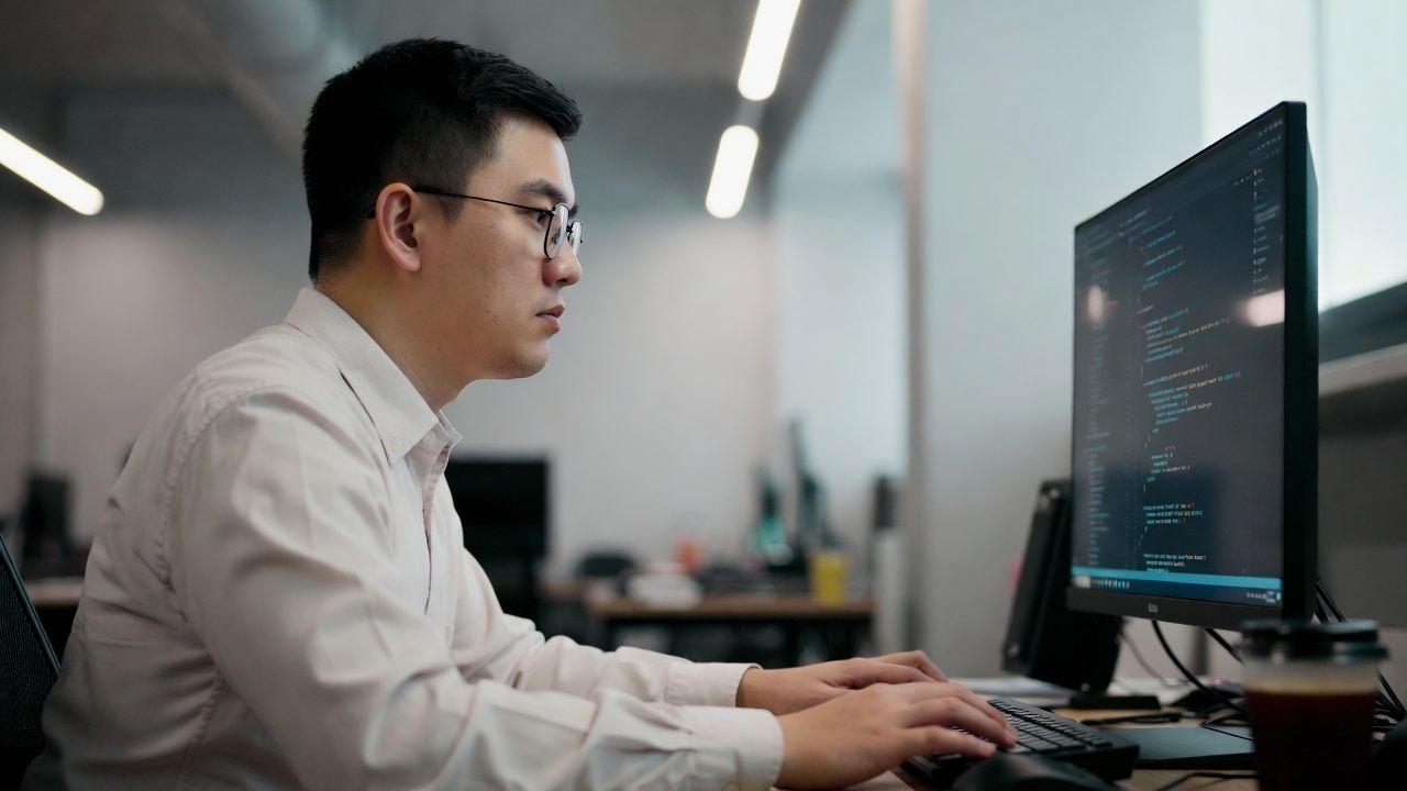 分割キーボードを日常業務で快適に使いこなしているイメージ