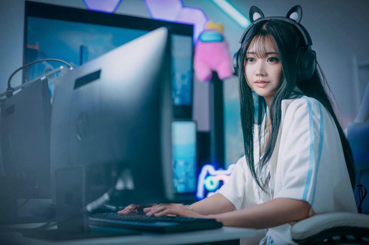 オンイヤー型ヘッドホンを耳たぶの上に引っ掛け、軽く押さえて安定させている様子のイラスト