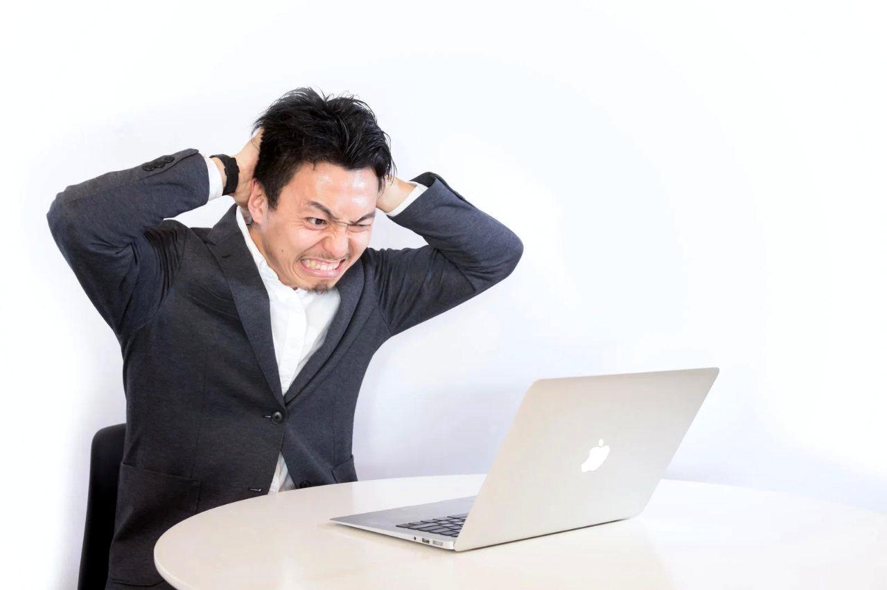 法務部門の業務フロー図にKimiとDeepSeekのアイコンを組み込んだイメージ