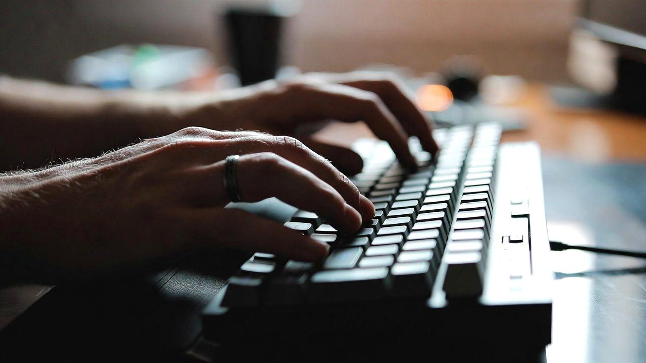 パソコン画面に表示されたGoogle Geminiの無料版と有料版の違いを比較する様子