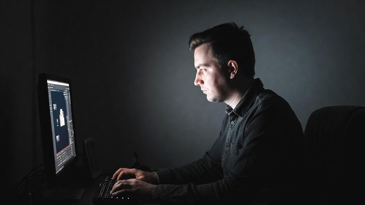 自作PCと完成品デスクトップPCを比較するイメージ