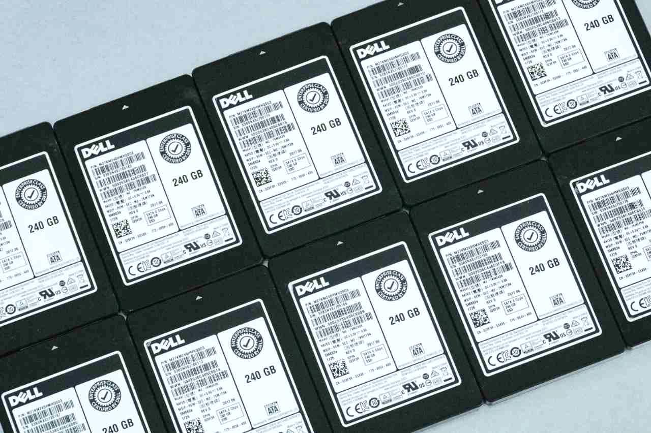 コスト比較グラフとサーバー機器、長期的な投資効率を示すビジネスイメージ