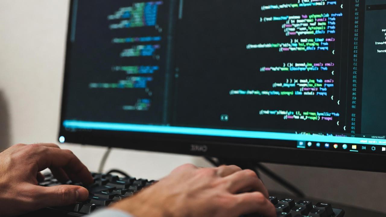 初心者がLinux OSを操作しているデスクトップパソコン