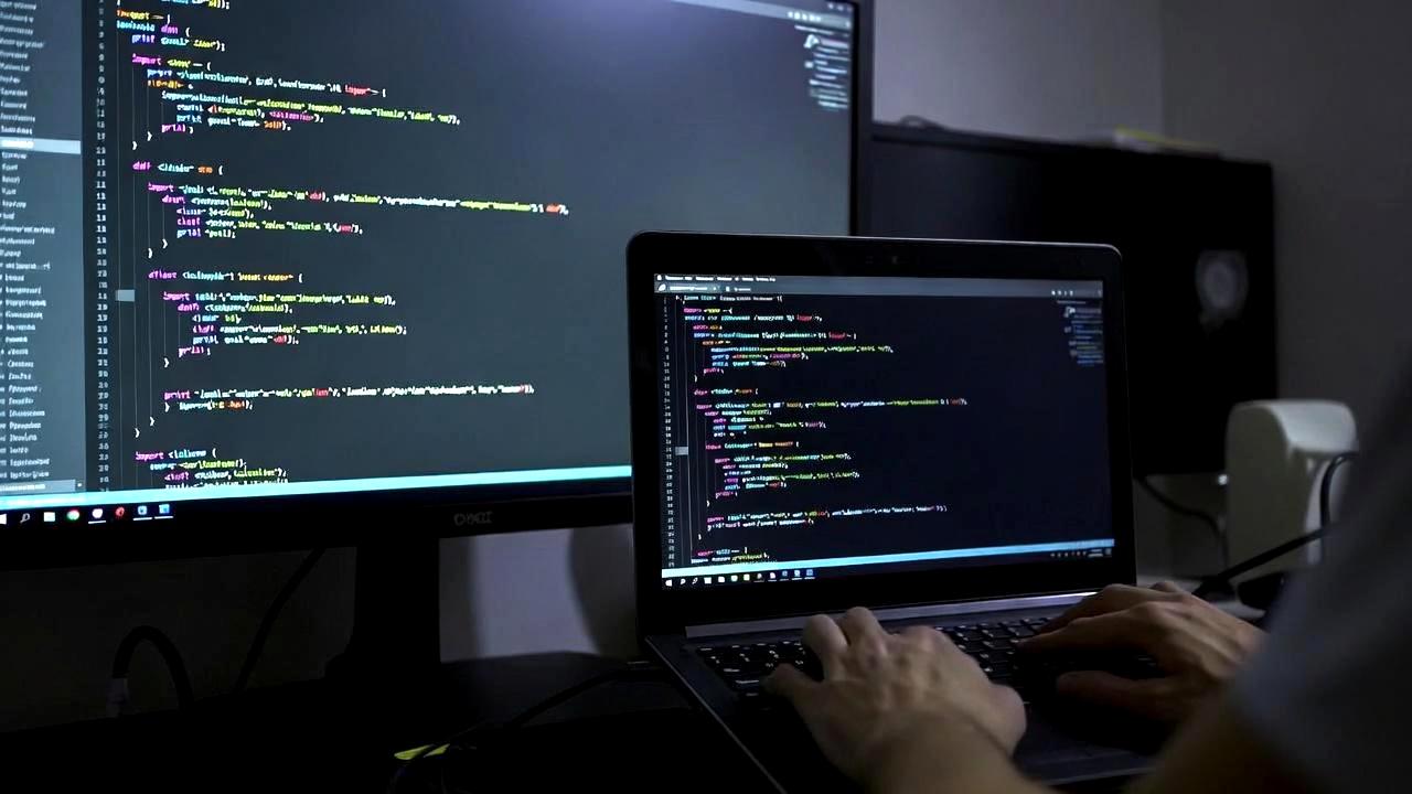 古いパソコンをLinuxで再活用する場面を表したイメージ