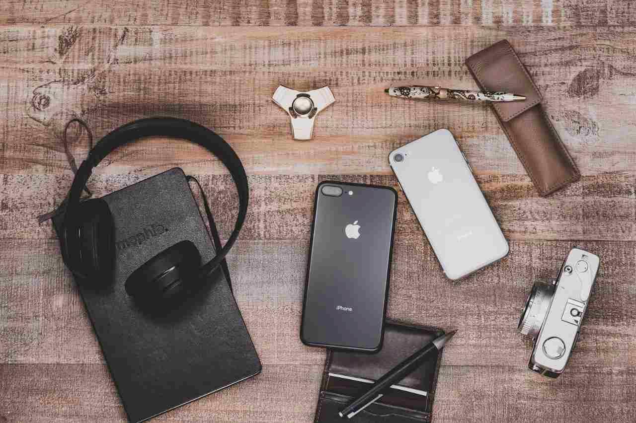 スマートフォンの音量スライダー画面とWHOの安全基準を示すインフォグラフィック