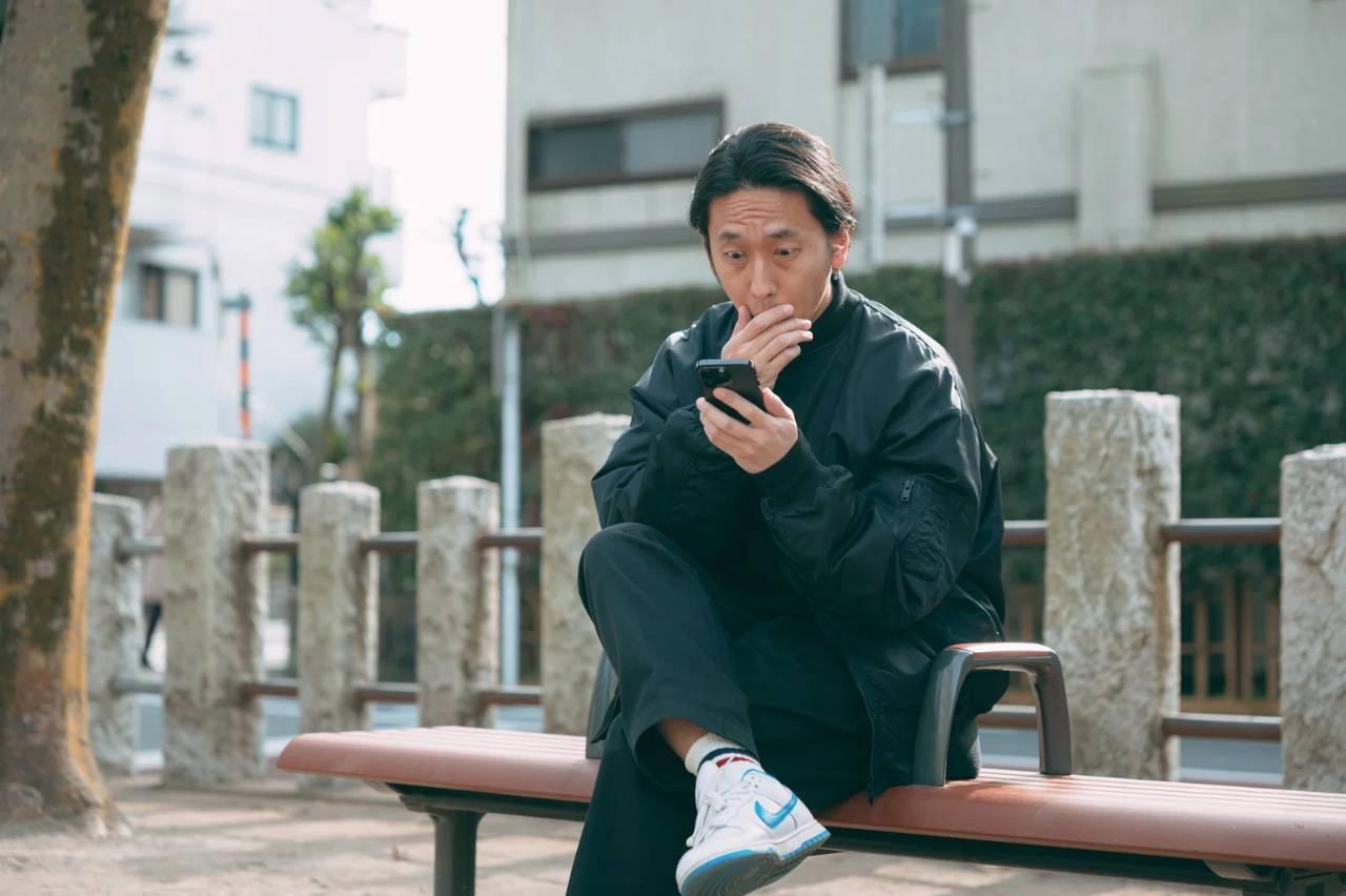 中古iPhoneの購入前に水没マークを確認する必要性を示すイメージ