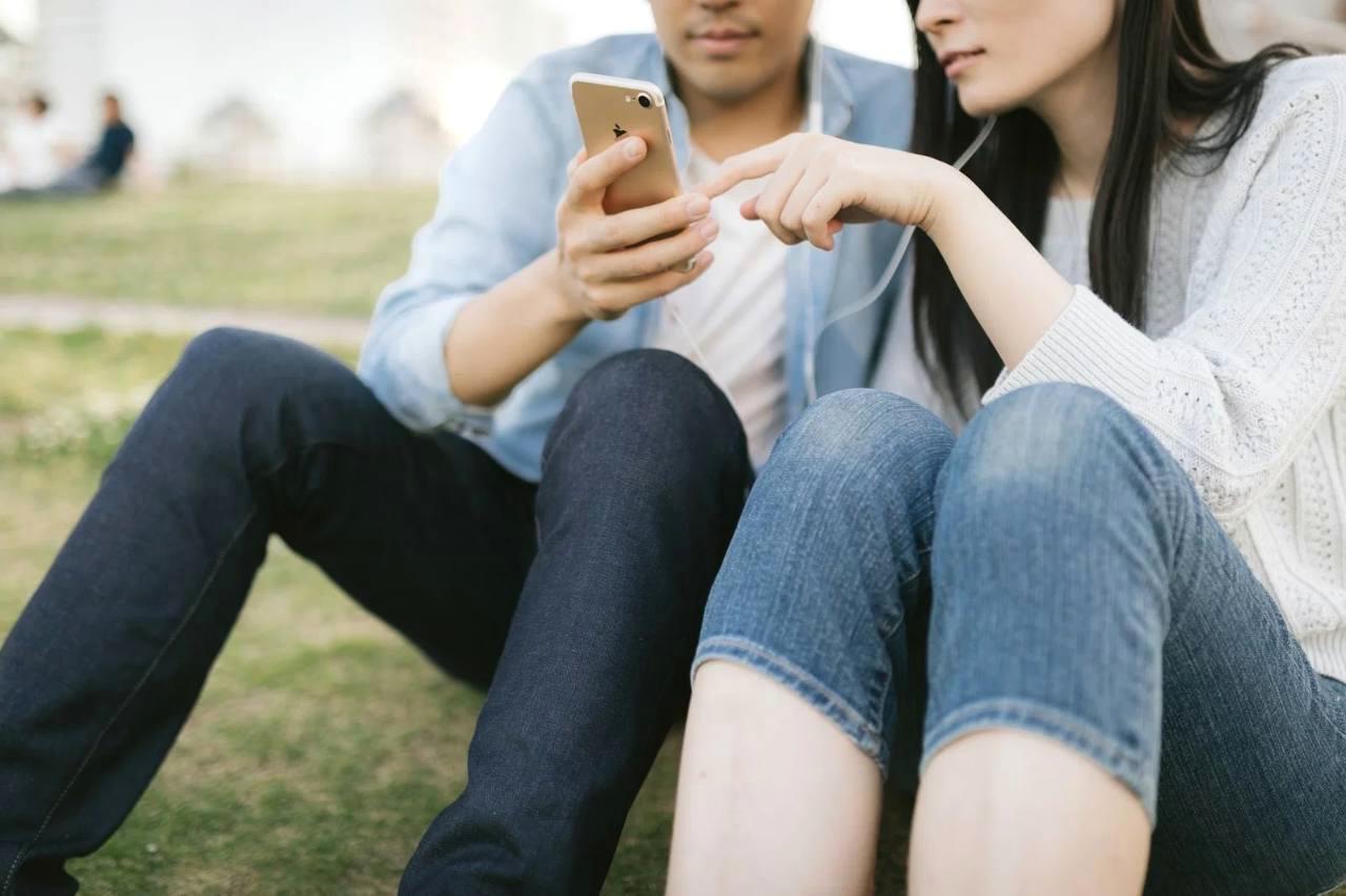 ポケットに入れたスマホの重さや落下リスクに悩む外出シーンのイメージ