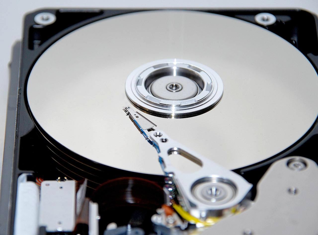 ハードディスクドライブとファイルシステムの概念図、データ管理の基礎を表現したイメージ