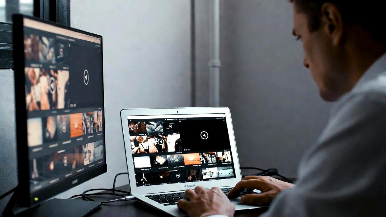 FedoraとEndeavourOSから最適なLinuxを選ぶパソコンのイメージ