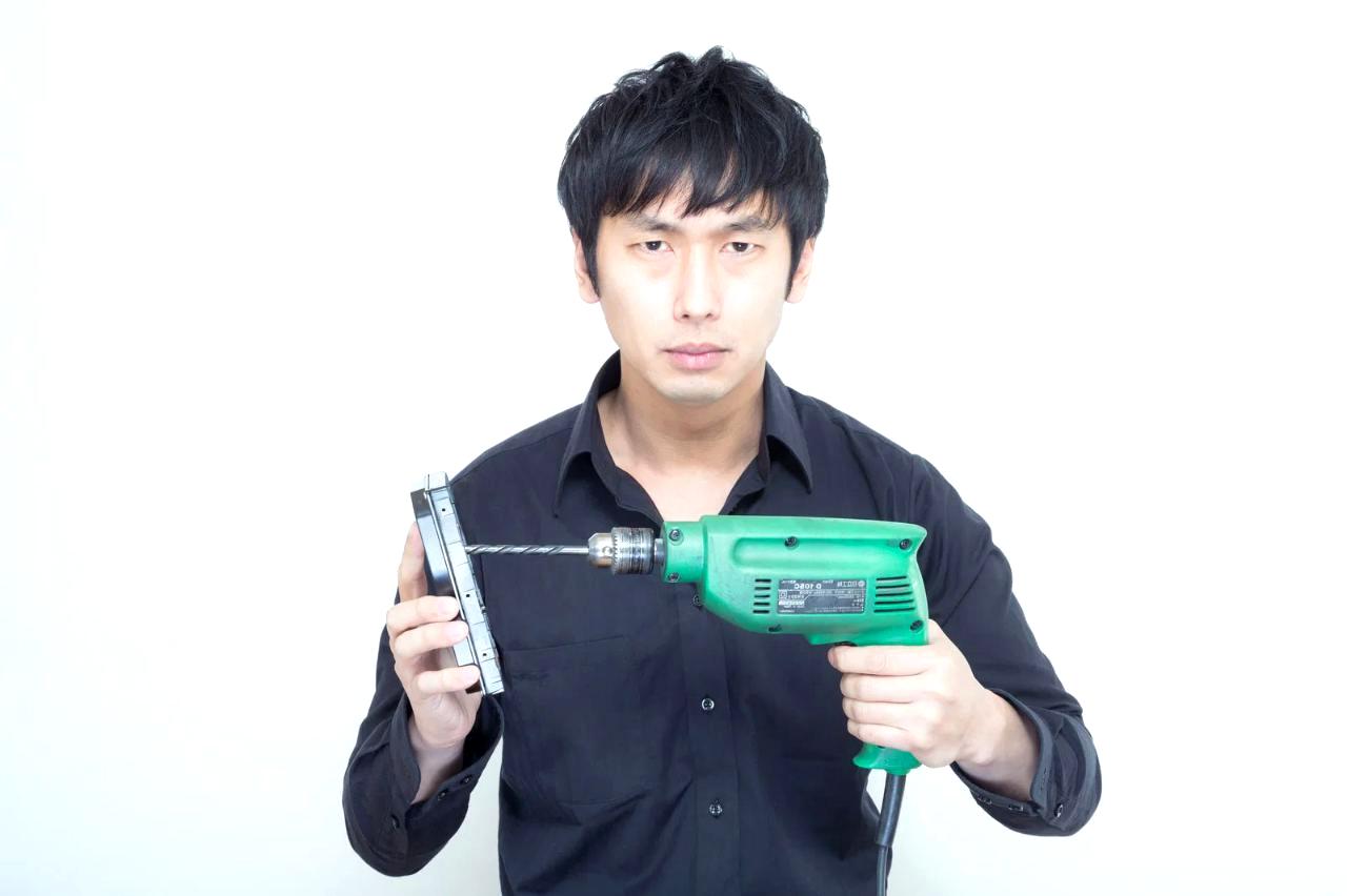 SSDとHDDが並び、用途別にフォーマットを選ぶ判断基準を示すイメージ