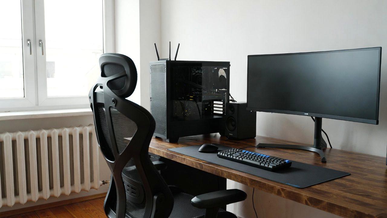 PC内部の清掃やメンテナンスを行う作業風景