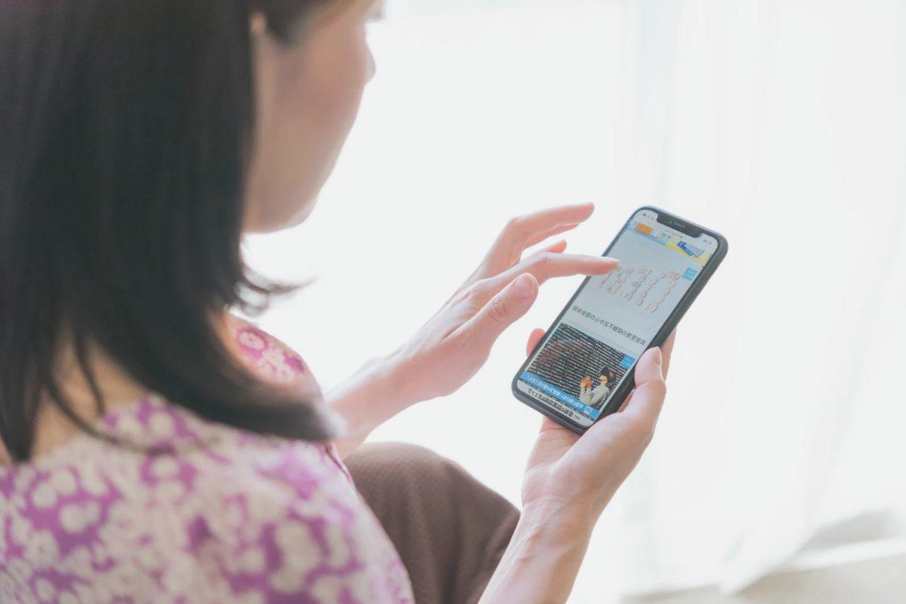 長時間稼働しているAndroidスマートフォンと電源管理を示すイメージ