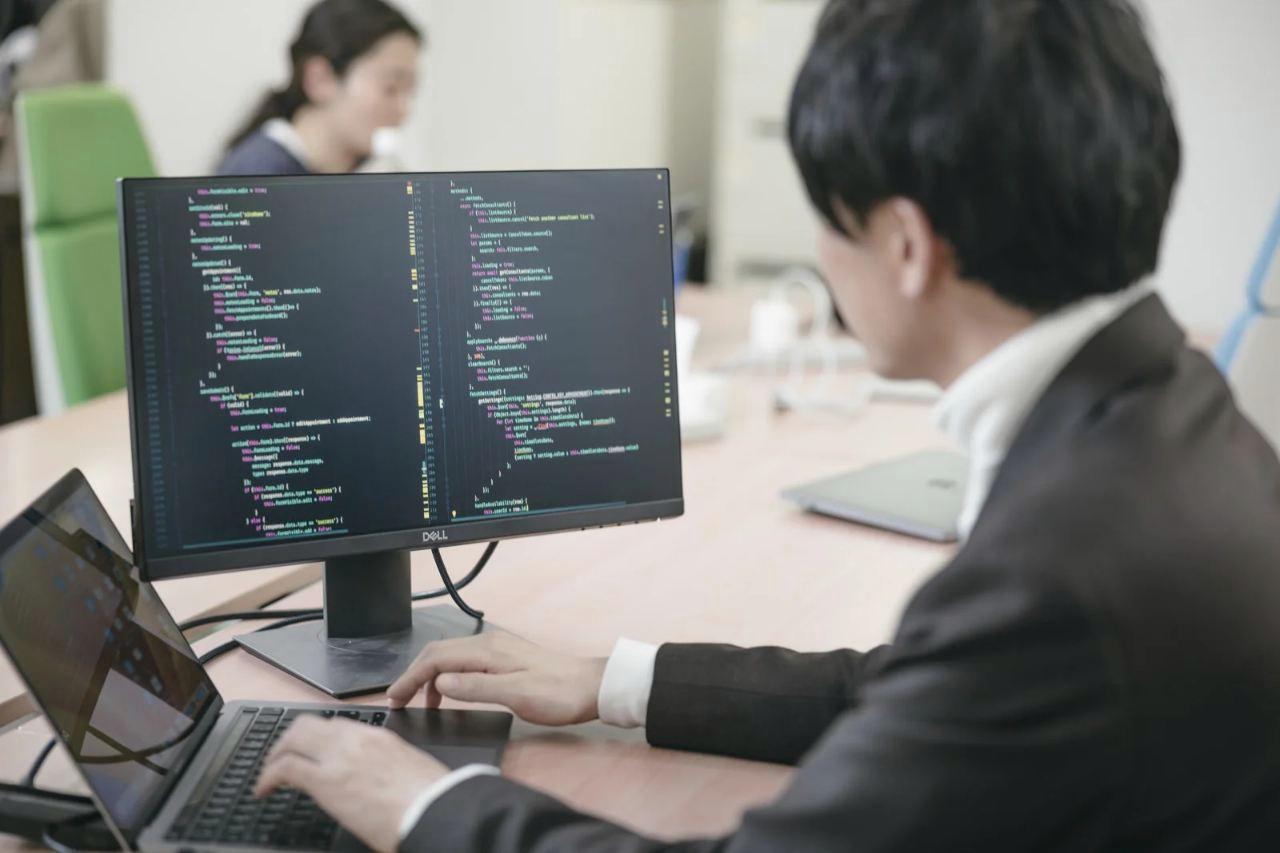 画面分離型のデタッチャブルPCでプログラミング学習をする人のイメージ