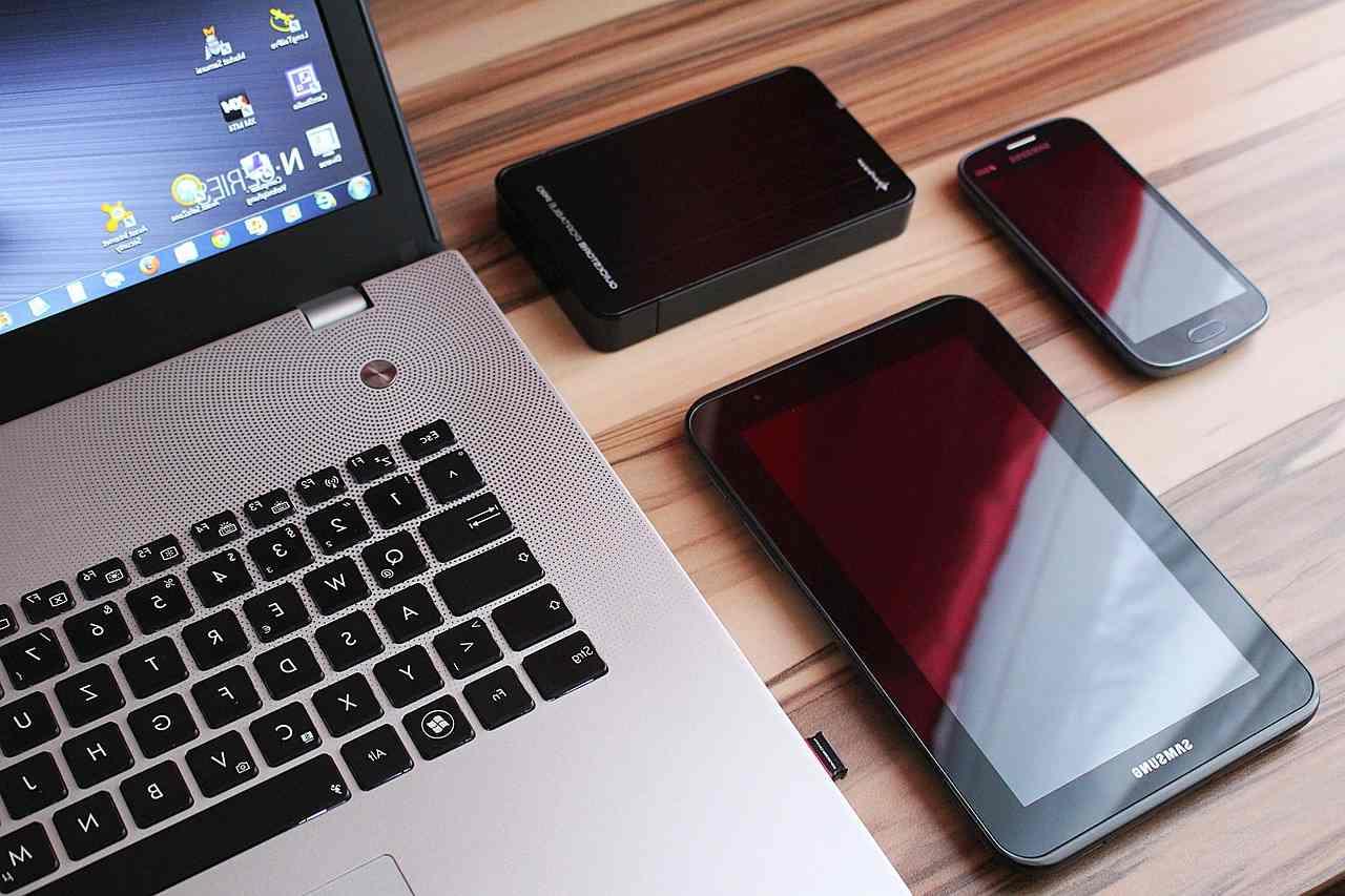 タスクマネージャーのパフォーマンスタブ。CPU使用率とディスク応答時間のメーターが表示された画面