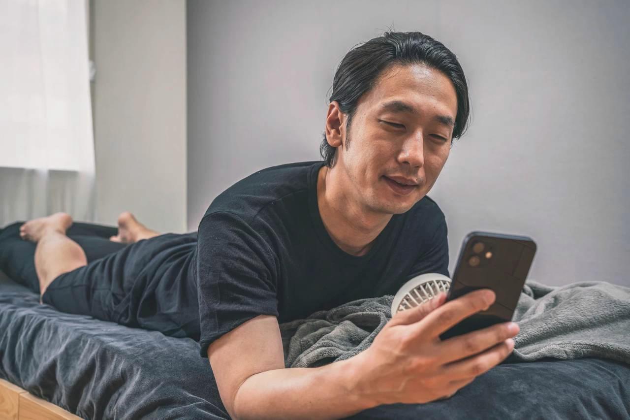 スマートウォッチの代わりにリストバンド型の活動量計を装着する女性