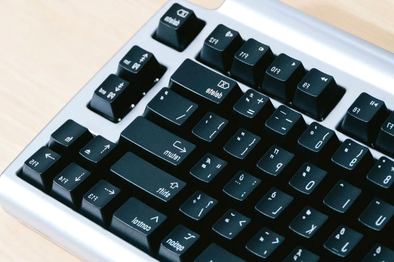 青軸・赤軸・茶軸のスイッチサンプルとUS配列キーボードのクローズアップ