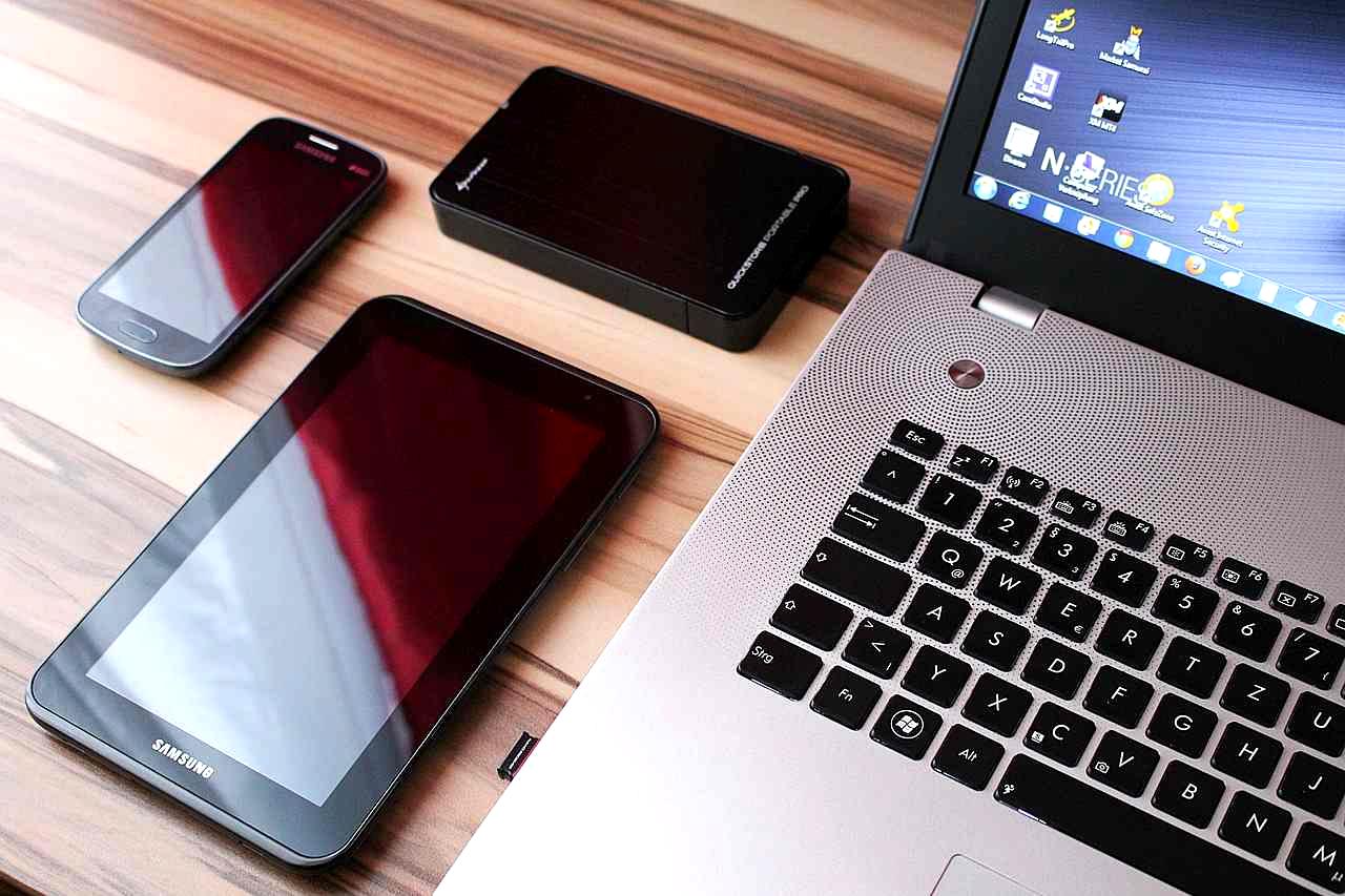 USBケーブルとThunderboltポートの接続部分を拡大し、速度規格が表示された図解