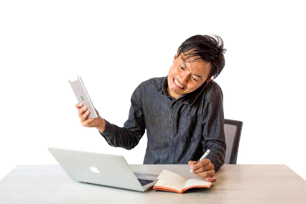オフィスデスクに置かれたiPadと周囲の紙書類が対比されたイメージ