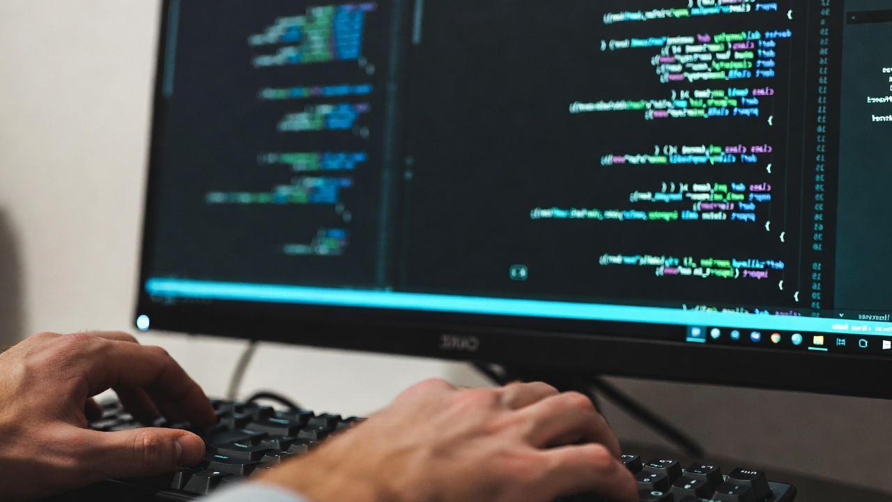 接続不良で作業が止まったPCとキーボードのストレスを表すイメージ