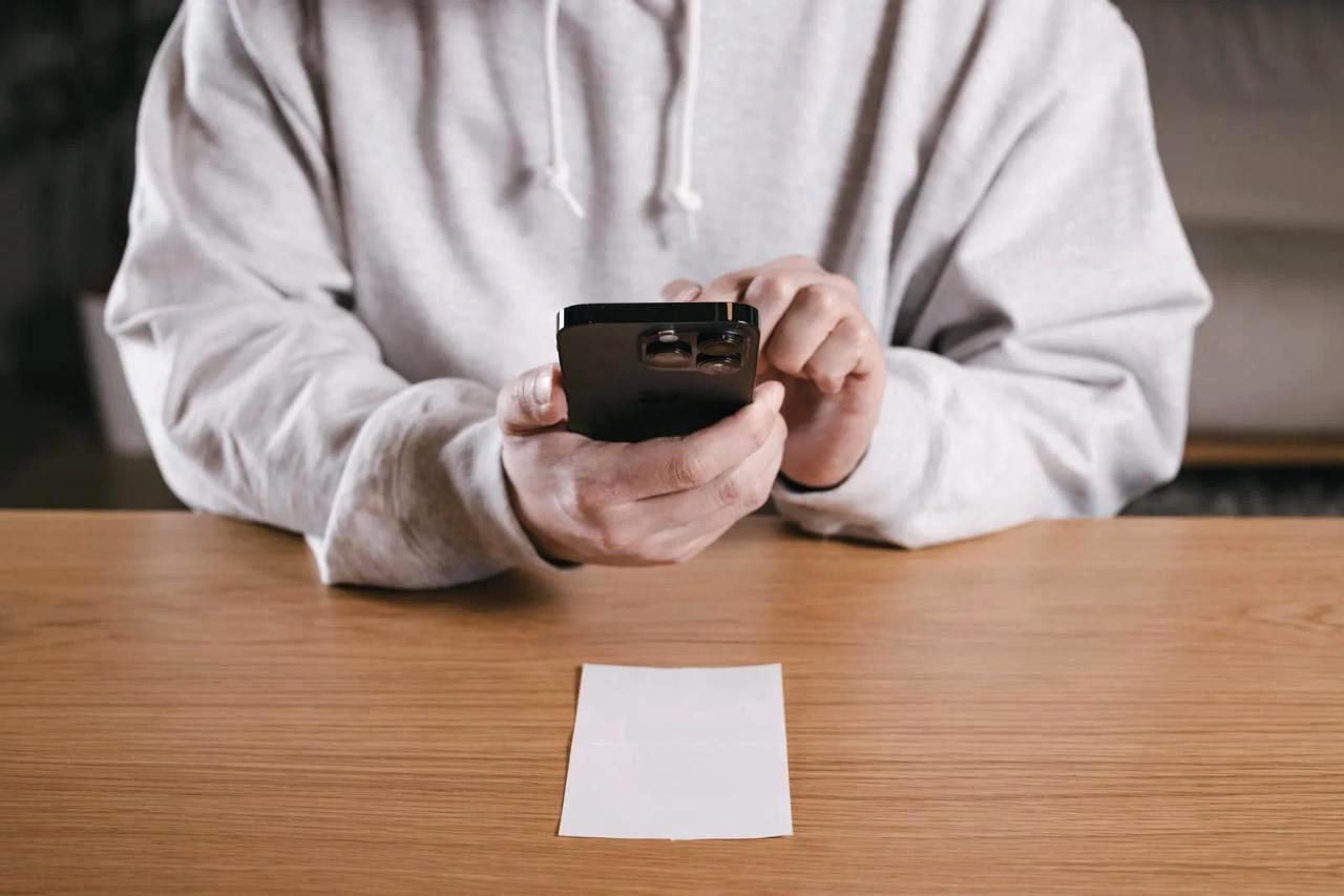 iPhoneの設定を最適化して学習環境を整えている場面