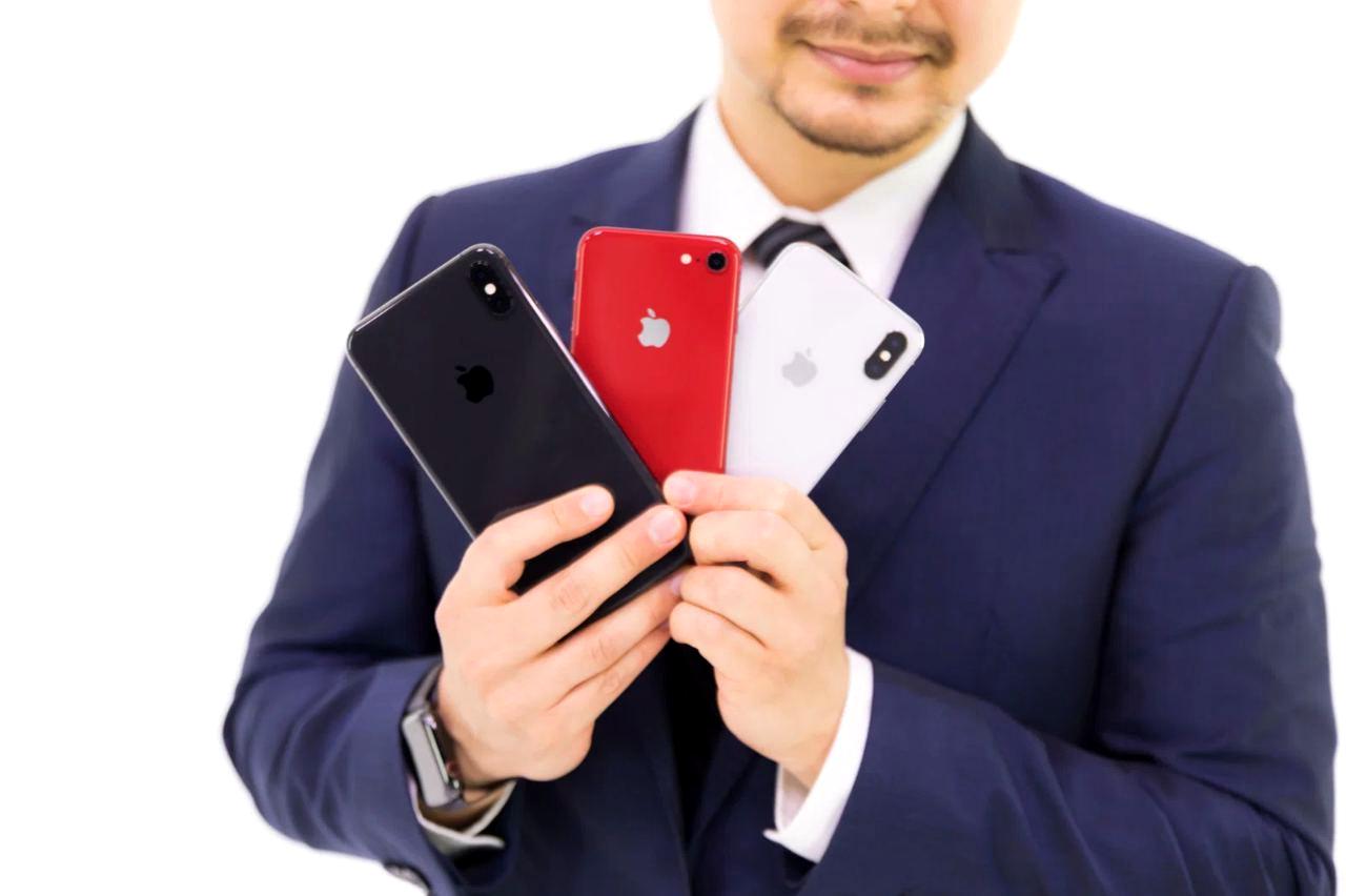 iPhoneとAndroidスマホの充電管理機能を比較するイメージ