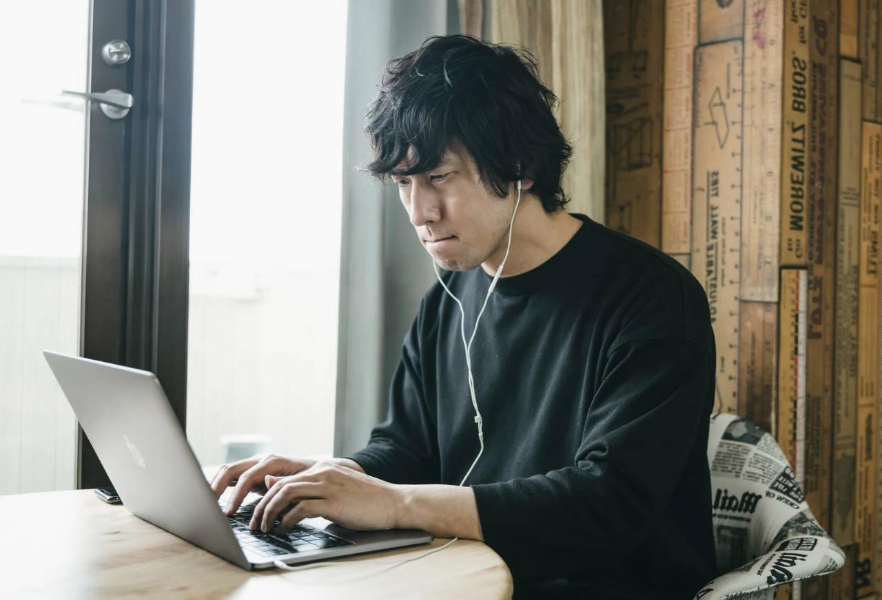営業先の打ち合わせスペースでChromebookを効率よく使っているビジネスシーン