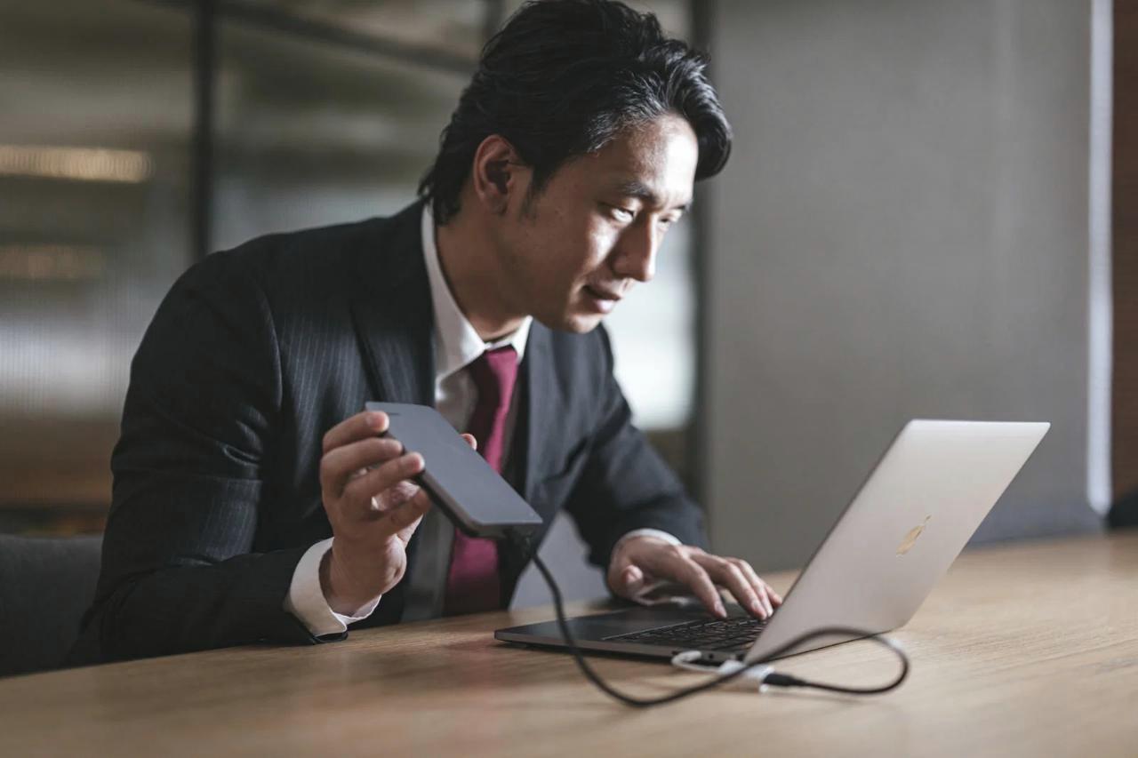 RAM価格の上昇を示すグラフとPC内部パーツを背景に、賢いアップグレード戦略を考えるイメージ
