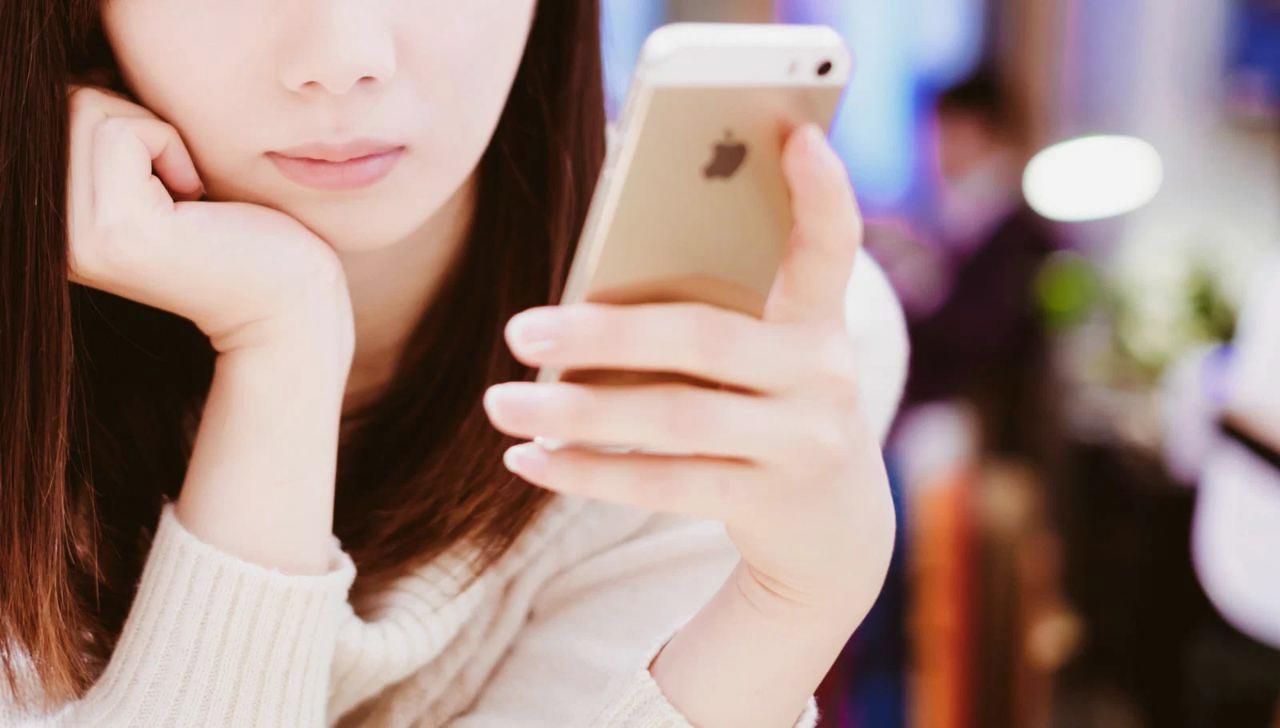 長持ちしているスマートフォンと新しいスマートフォンが並び、その間に時計と電卓のアイコンが配置されたイメージ