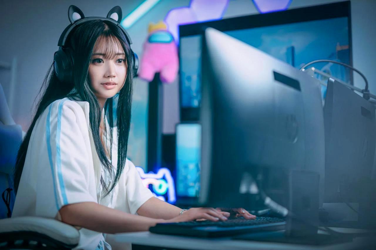 グレア液晶ディスプレイの反射や輝度の特徴を示すイメージ