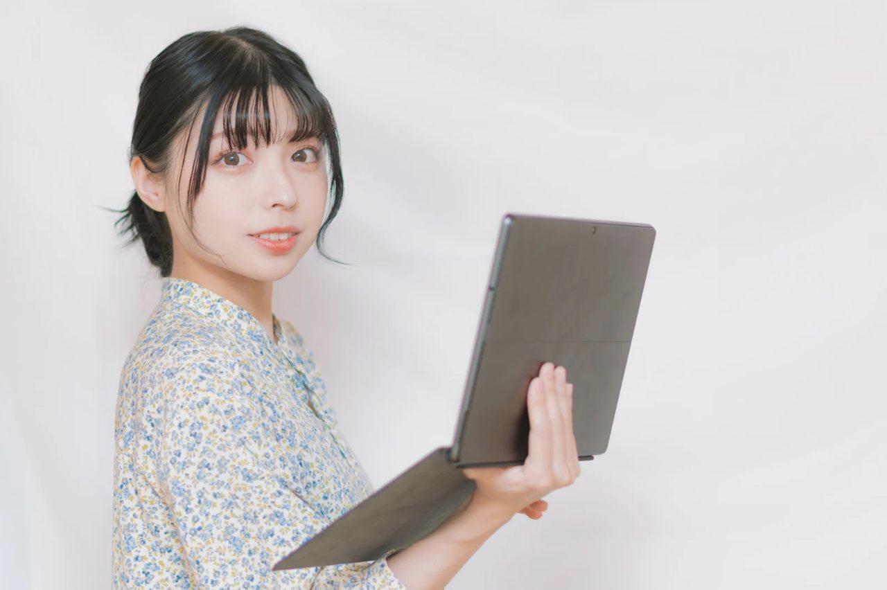 複数サイズのiPadを比較しながら選択を検討しているイメージ