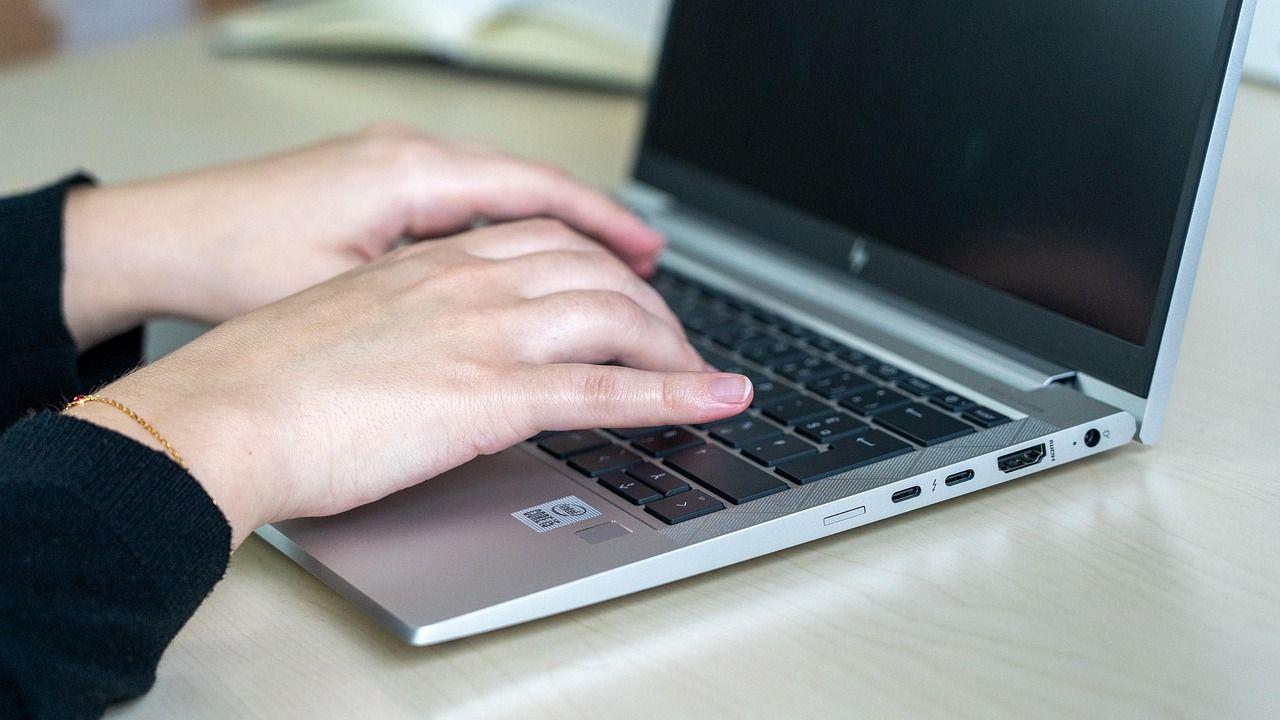 ワイヤレスキーボードの設定や接続を改善している作業風景