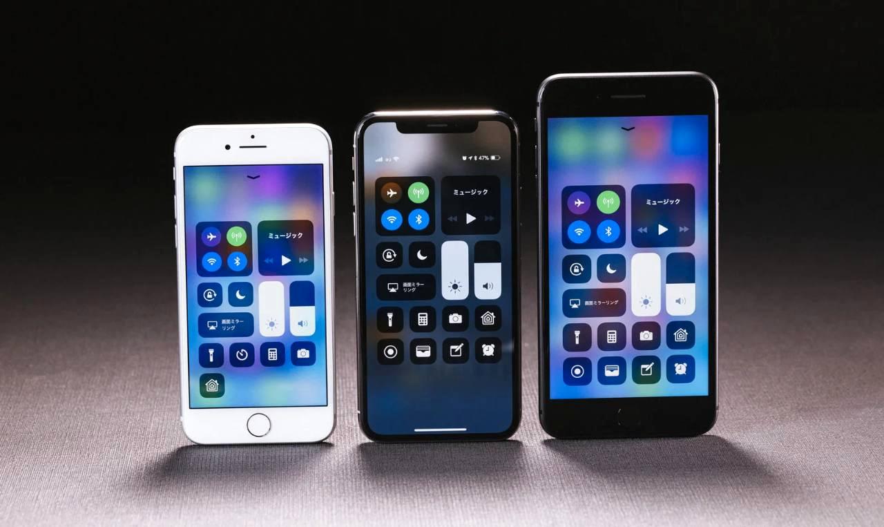 スマートフォンを手に取り、充電ケーブルを優しく抜いているユーザーの手元の写真