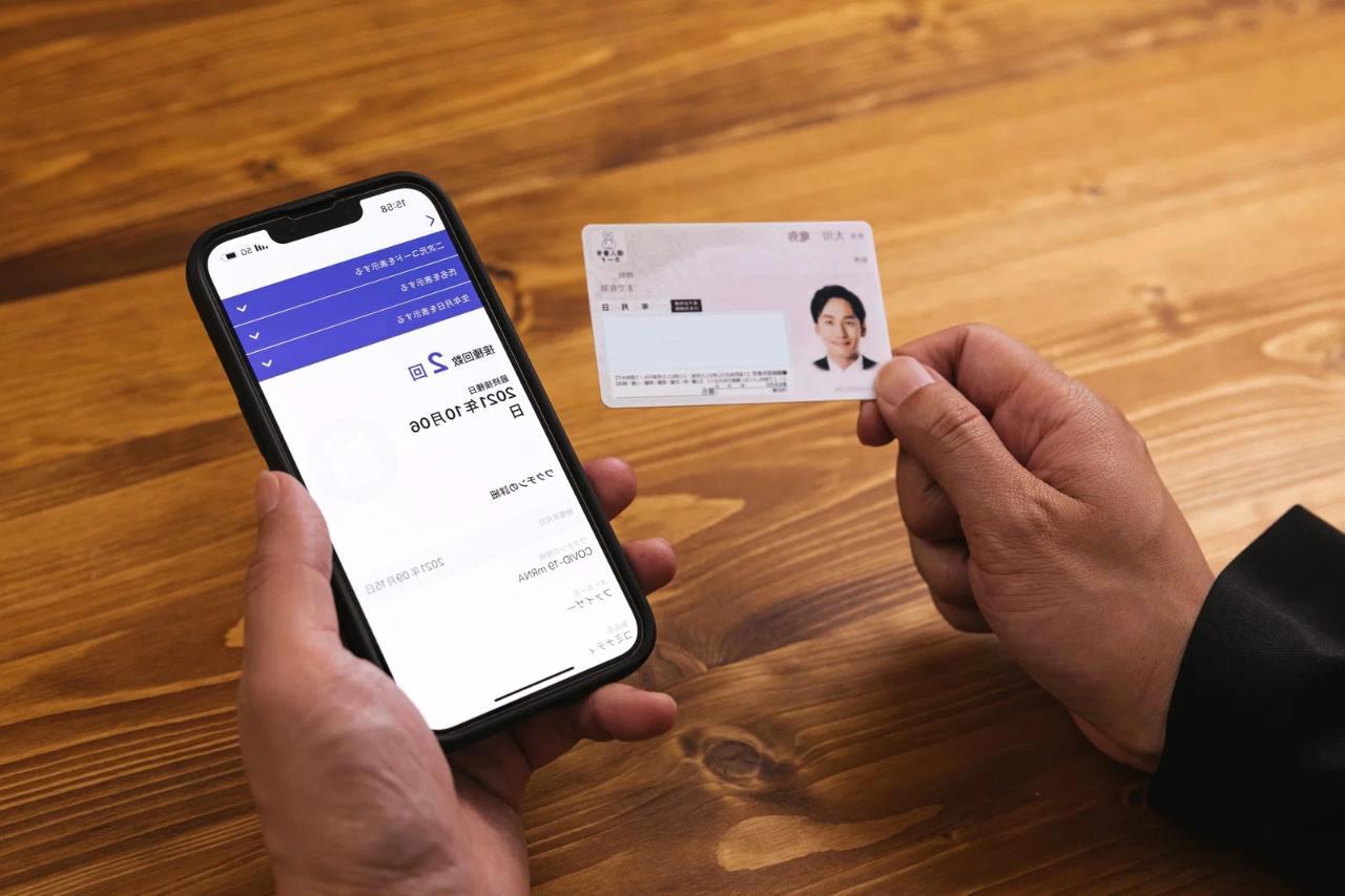 フリーズしたスマートフォンの前で通常再起動と強制再起動を比較するイメージ