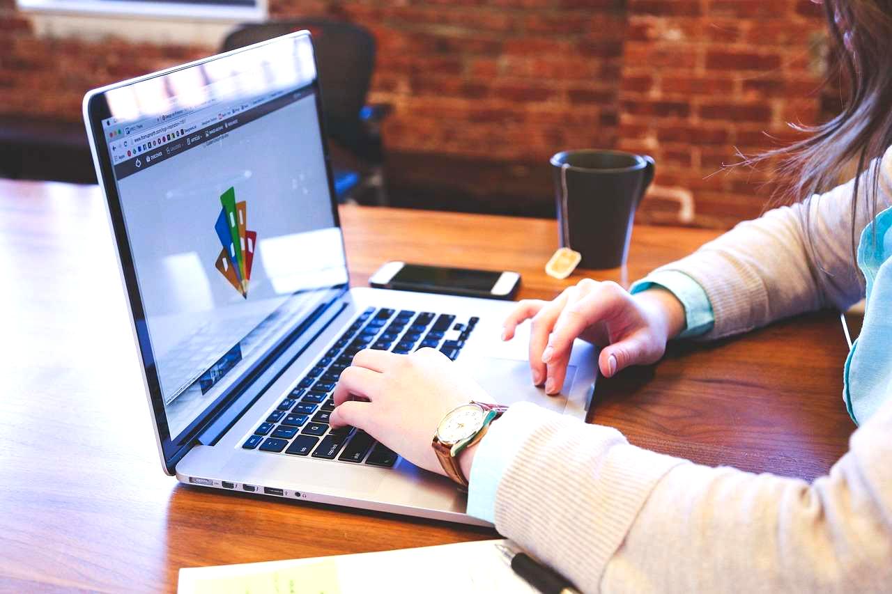 Web閲覧向けノートパソコンの必要スペックを整理しているイメージ