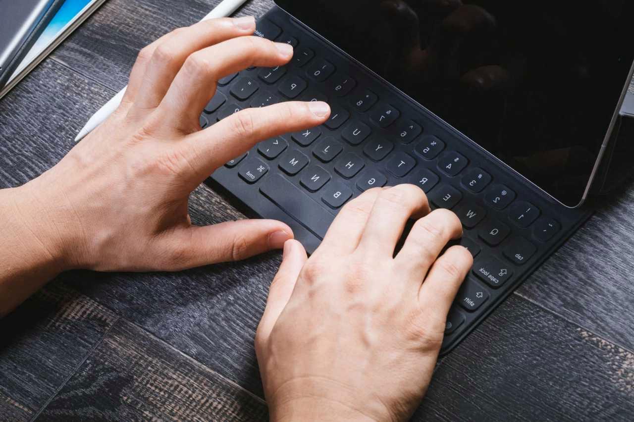 タブレットにキーボードやマウスを接続して作業する様子