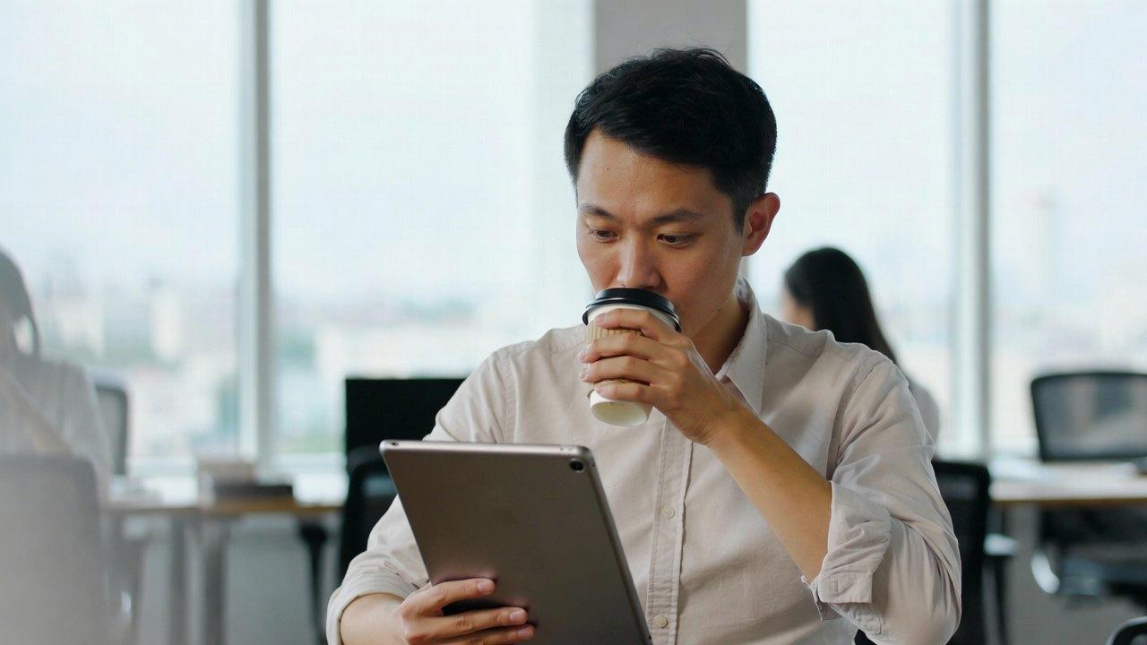 バッテリー残量80％と表示されながら実質半分しか持たないタブレットのアイコン