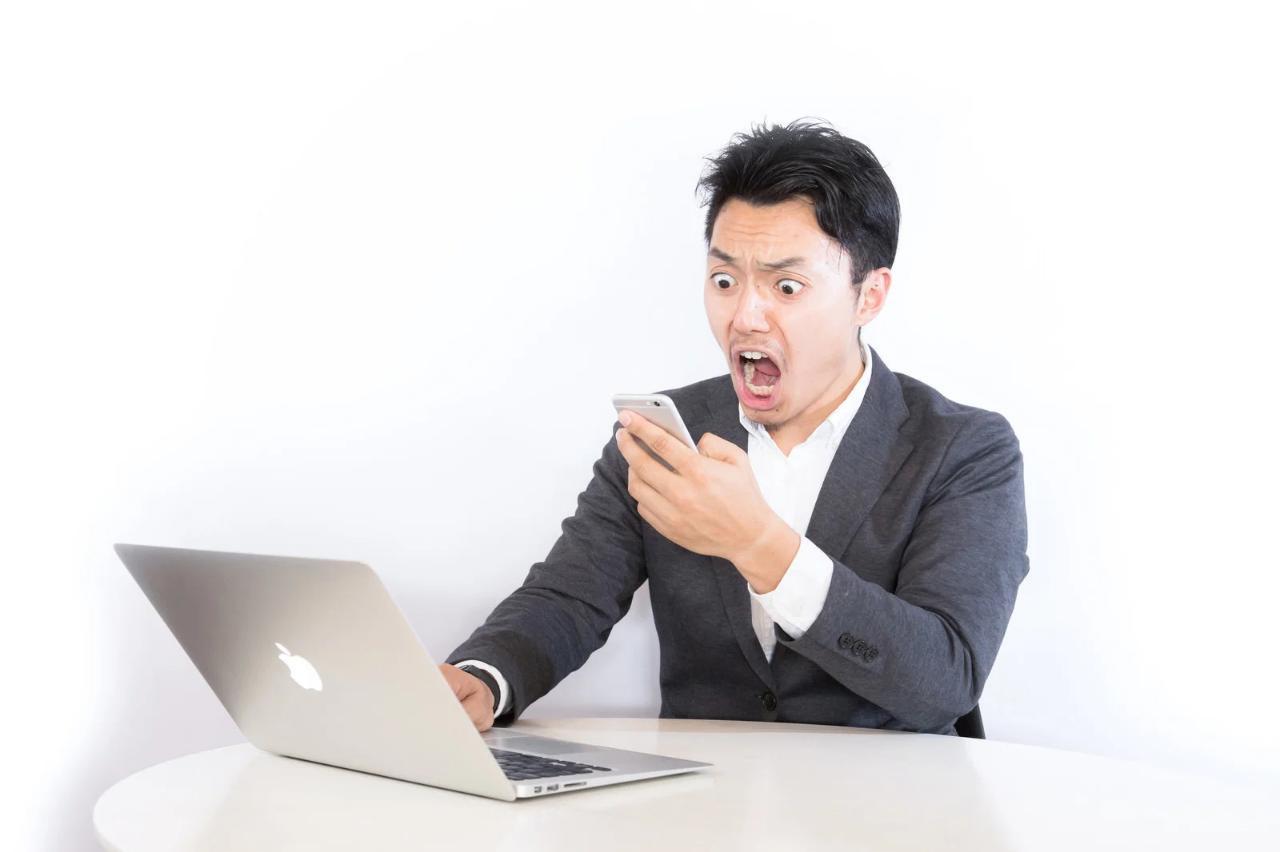 タイマーアプリが表示されたスマートフォンをデスクに置き、30分ごとの姿勢切り替えを促すリマインダー画面