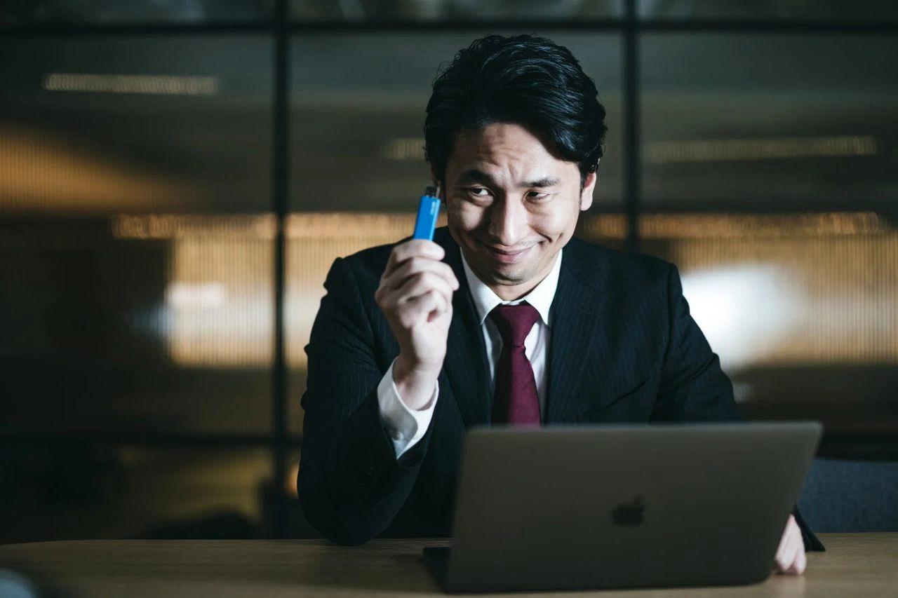 Google DriveとOneDriveのロゴが並び、背景にクラウドと複数のデバイスが浮かぶ比較イメージ