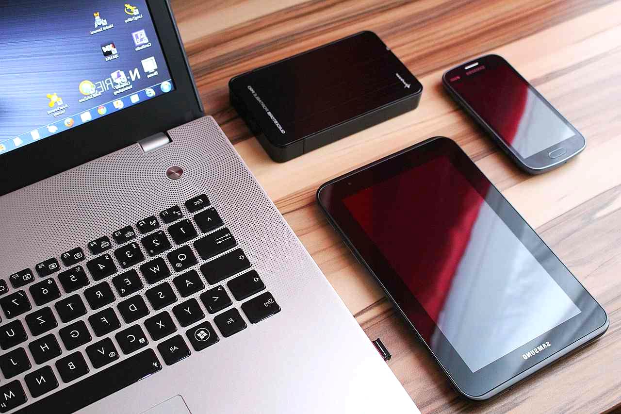 USBコネクタと電源アダプタのイラスト。セレクティブサスペンドが原因で意図せずスリープする仕組み