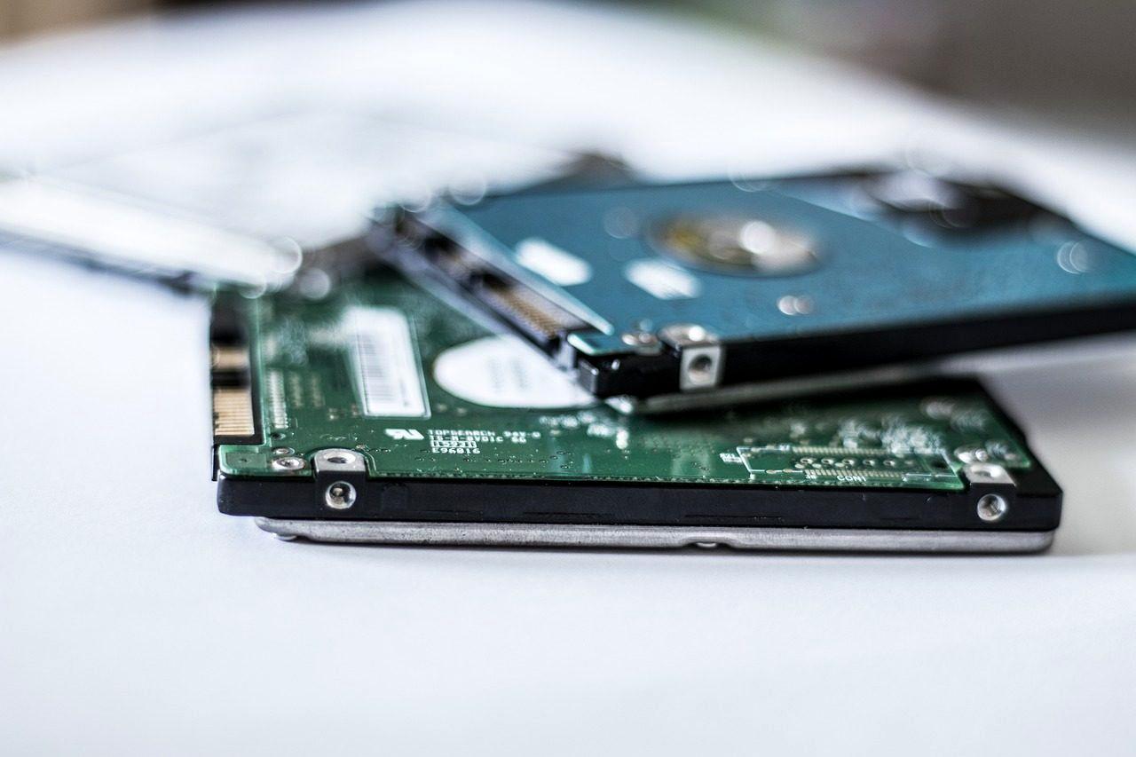 RAID 6のリビルド負荷とHDD連鎖故障対策を示すストレージ画像