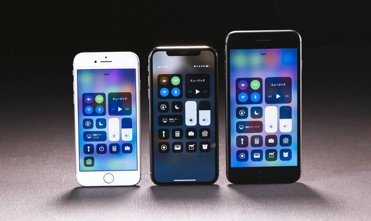 引き出しにしまわれたスマートウォッチの充電器とケーブル類
