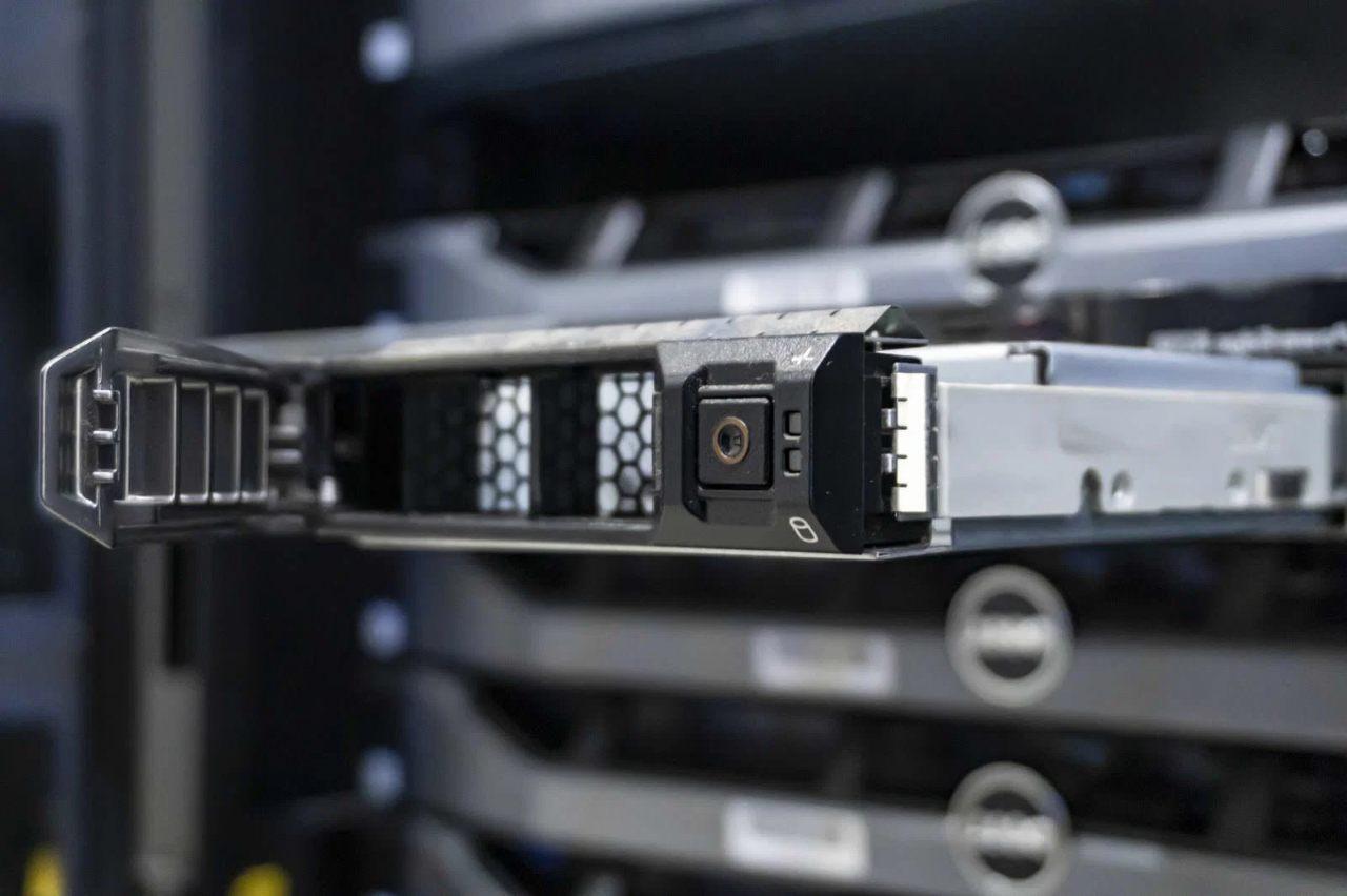 分解されたHDDとSSDが並べられた比較写真