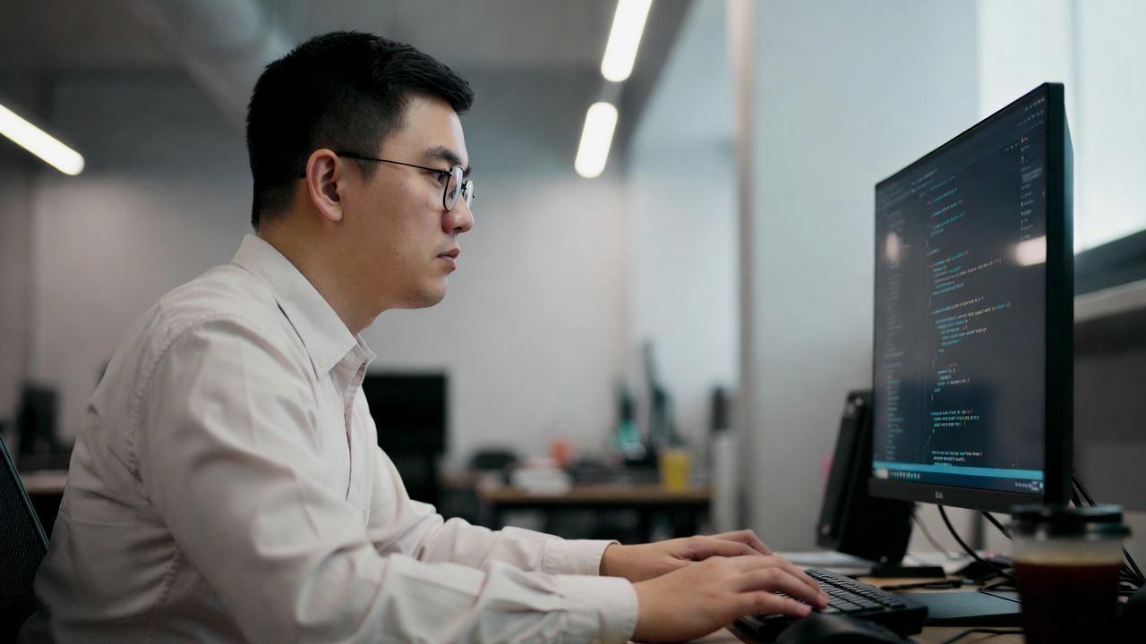 古いPCにLinuxを導入しGNOMEとKDE Plasmaの軽さを比較するイメージ