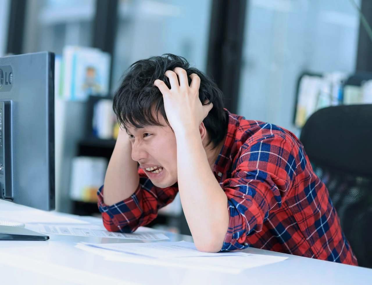 省エネ設定が反映されたPC画面と、ほっとした表情のユーザーの手元