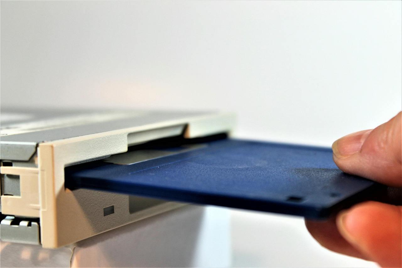 外付けHDDとSSDの衝撃耐性と経年劣化を比較検証するガジェットレビュー記事のアイキャッチ